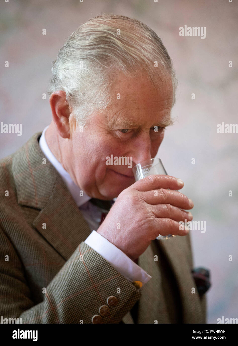 Il Principe di Galles, noto come il Duca di Rothesay mentre in Scozia, prende parte a una degustazione di whisky durante una visita al Royal Lochnagar Distillery a Crathie sulla Royal Deeside. Foto Stock