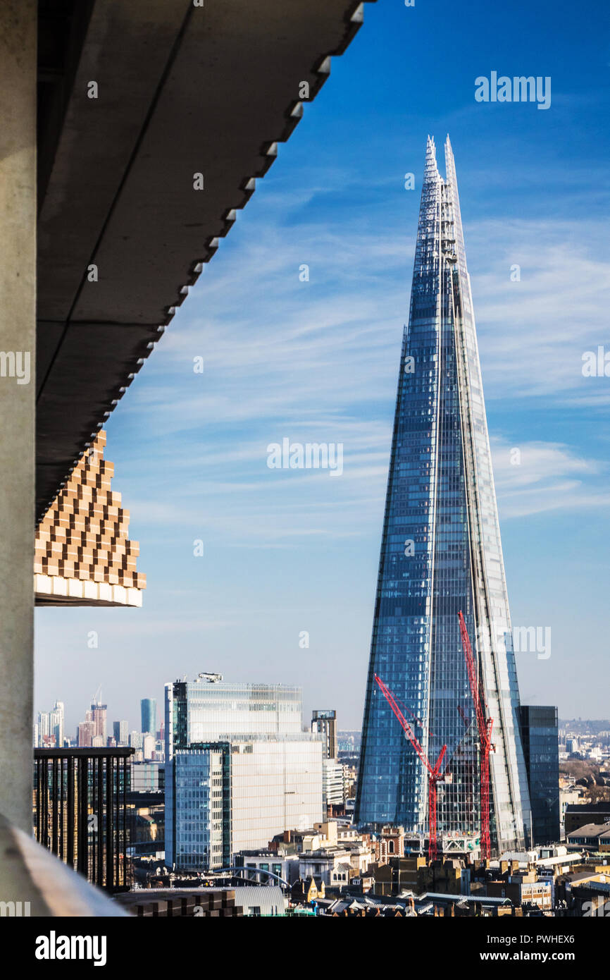 La skyline di Londra con la mitica Shard palazzo visto dalla Tate Modern. Foto Stock