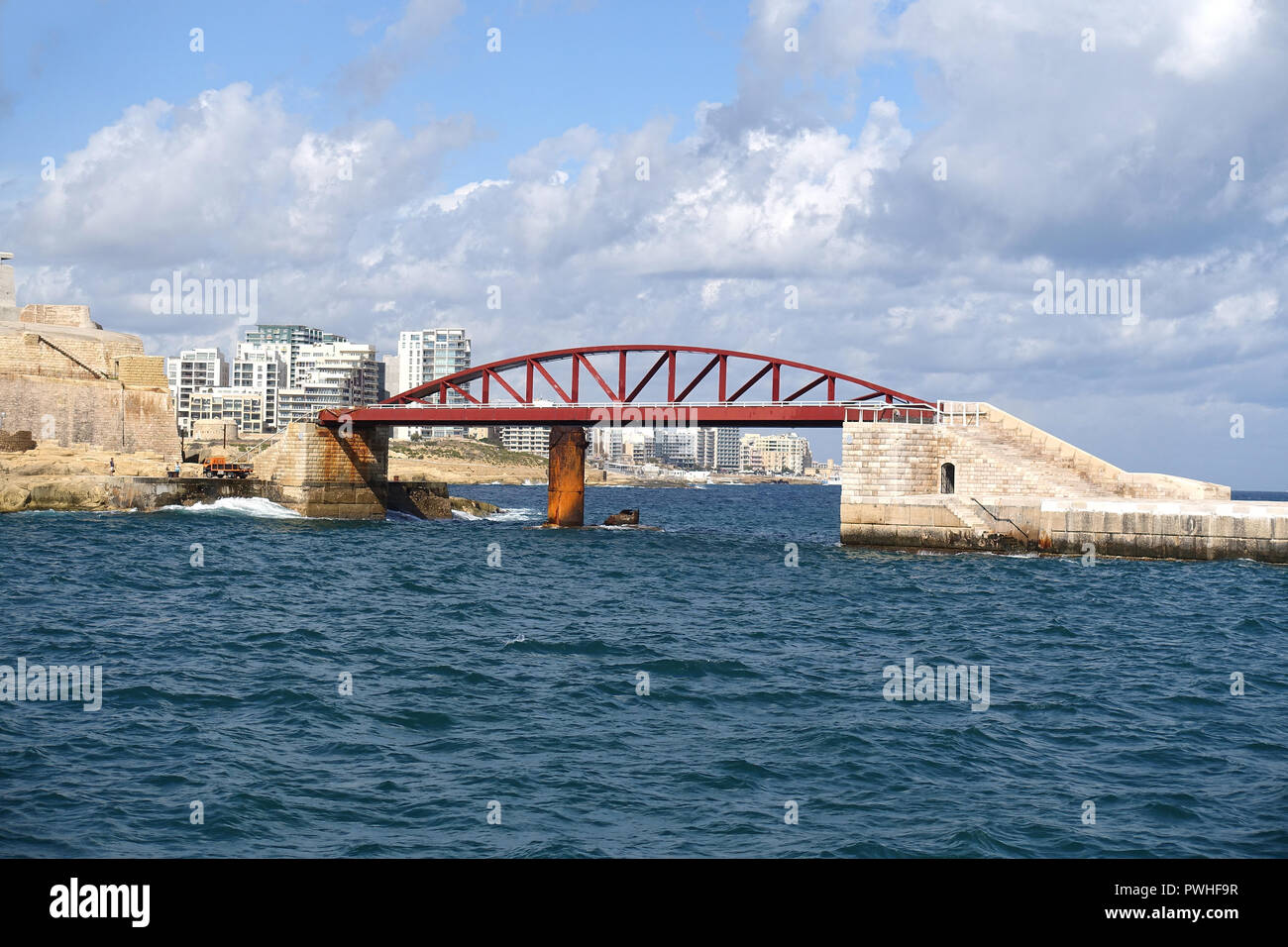 St Elmo Bridge links Fort St Elmo al frangionde all'ingresso del Grand Harbour di Malta. Foto Stock