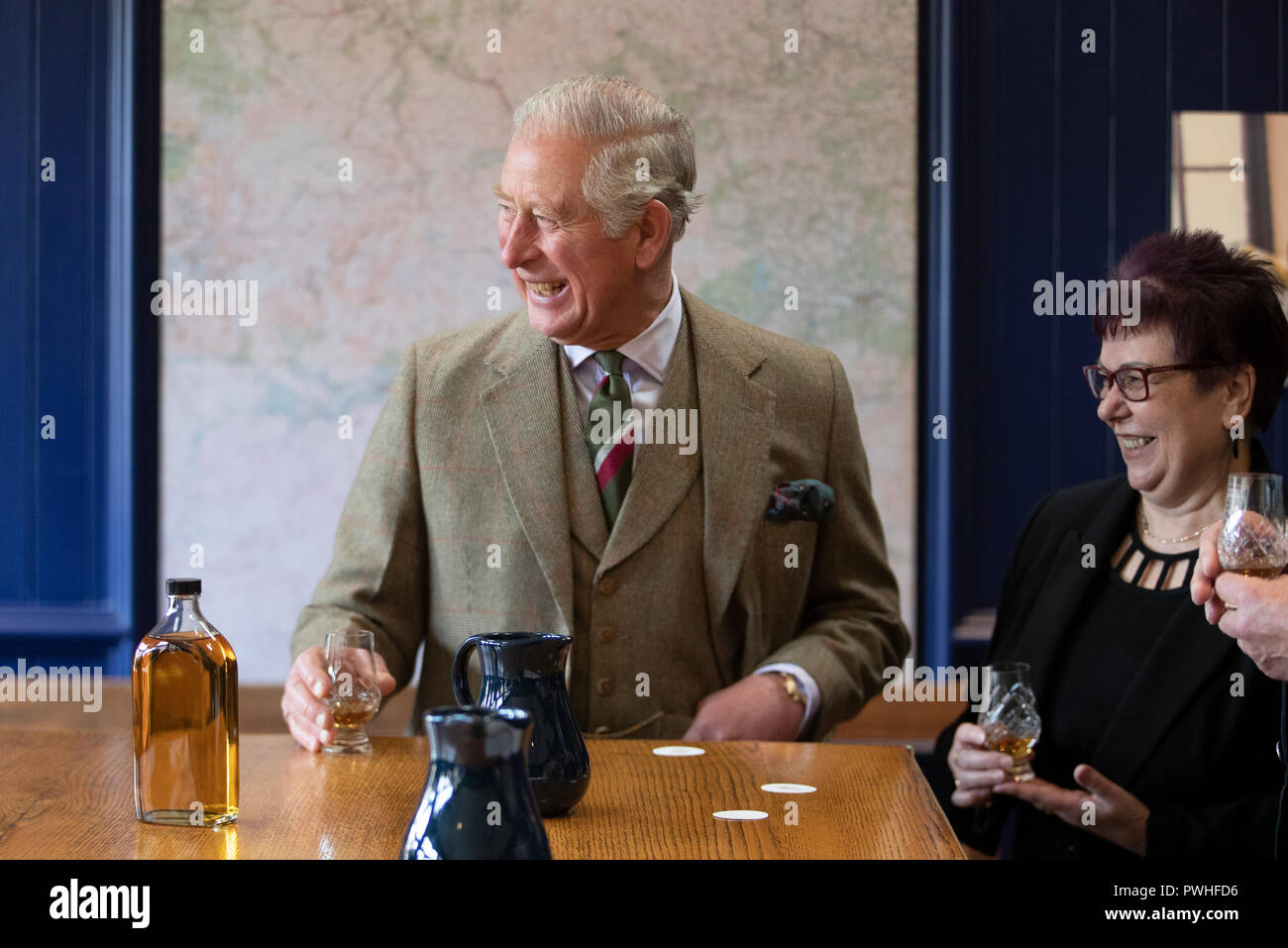 Il Principe di Galles, noto come il Duca di Rothesay mentre in Scozia, prende parte a una degustazione di whisky con master blender Maureen Robinson durante una visita al Royal Lochnagar Distillery a Crathie sulla Royal Deeside. Foto Stock