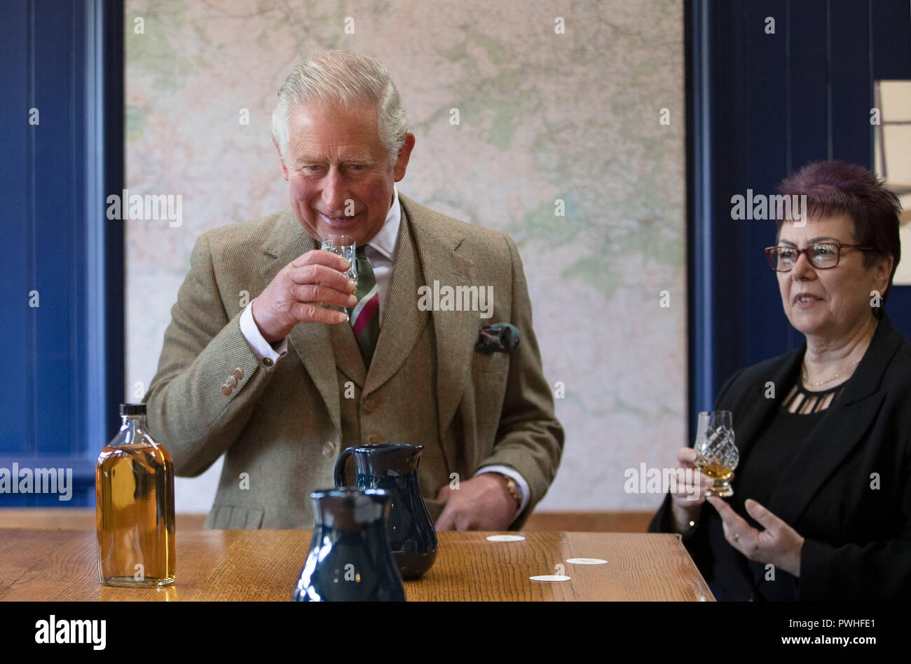 Il Principe di Galles, noto come il Duca di Rothesay mentre in Scozia, prende parte a una degustazione di whisky con master blender Maureen Robinson durante una visita al Royal Lochnagar Distillery a Crathie sulla Royal Deeside. Foto Stock