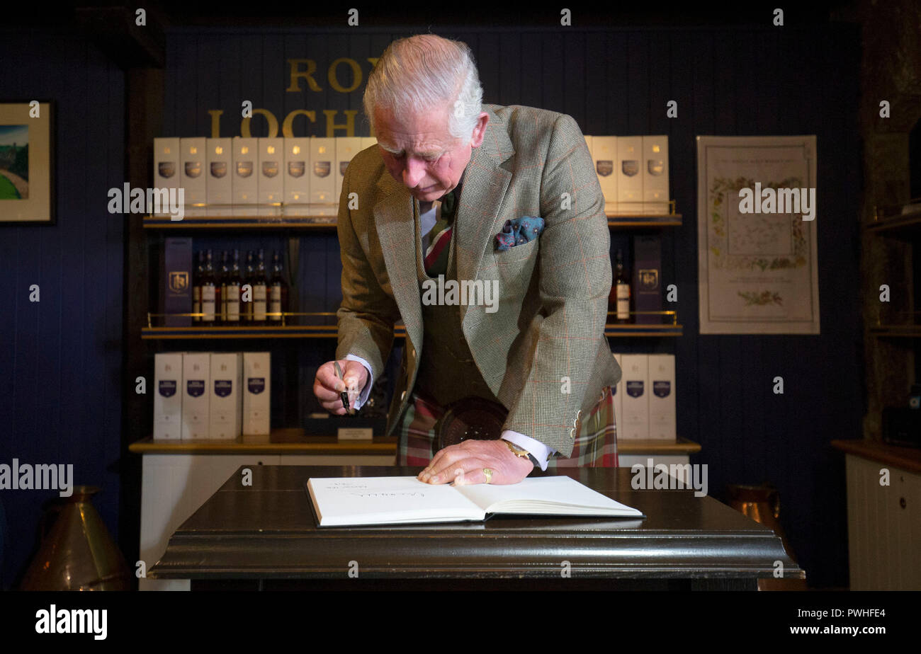 Il Principe di Galles, noto come il Duca di Rothesay mentre in Scozia, firma il libro degli ospiti durante una visita al Royal Lochnagar Distillery a Crathie sulla Royal Deeside. Foto Stock