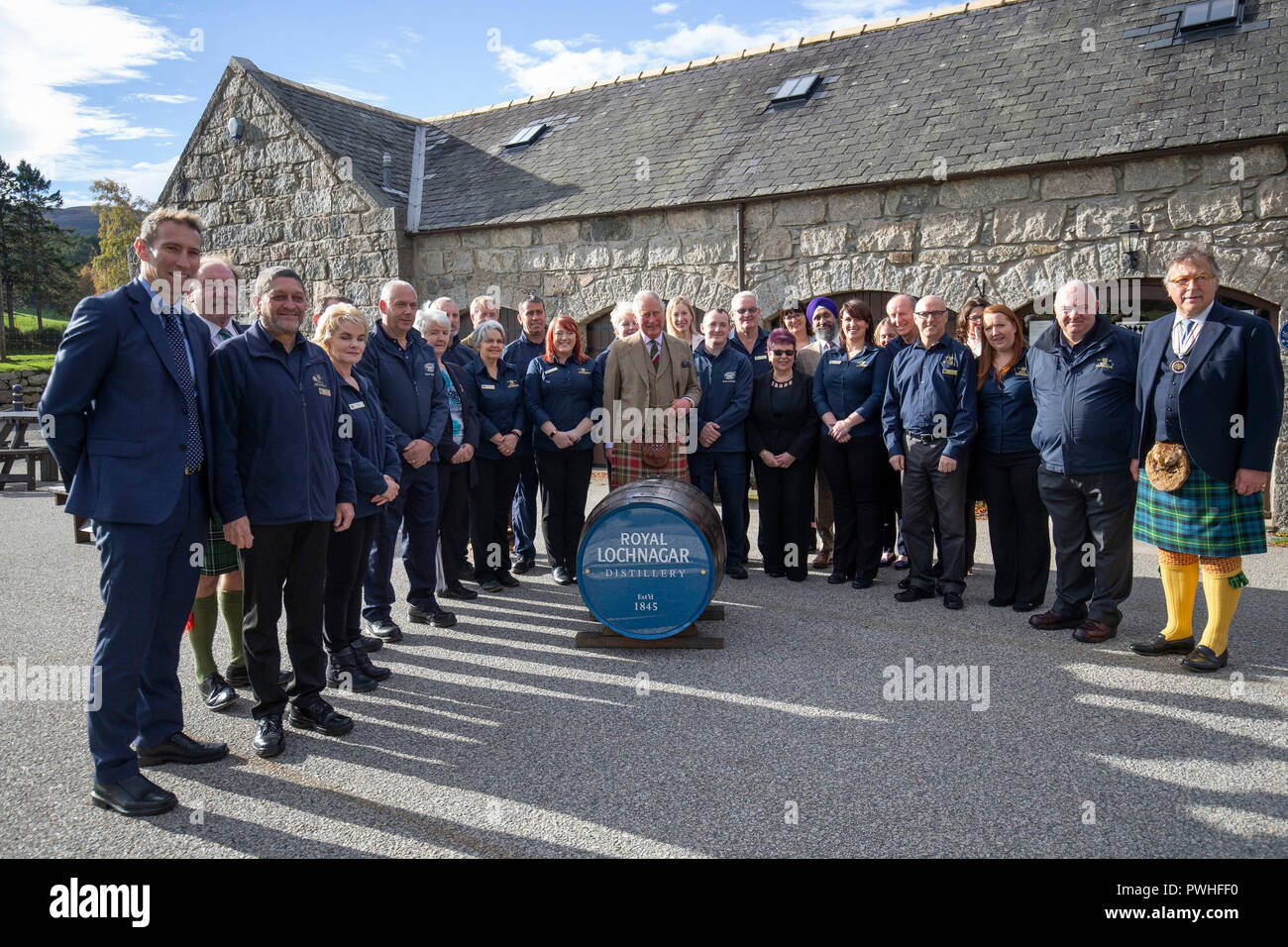 Il Principe di Galles, noto come il Duca di Rothesay mentre in Scozia in posa per una foto di gruppo con la distilleria personale durante una visita al Royal Lochnagar Distillery a Crathie sulla Royal Deeside. Foto Stock