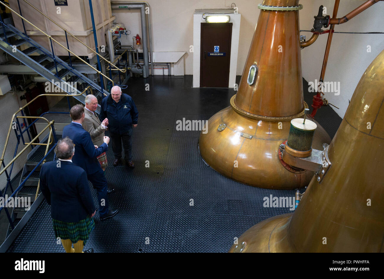Il Principe di Galles, noto come il Duca di Rothesay mentre in Scozia, tours il whisky ancora in casa durante una visita al Royal Lochnagar Distillery a Crathie sulla Royal Deeside. Foto Stock