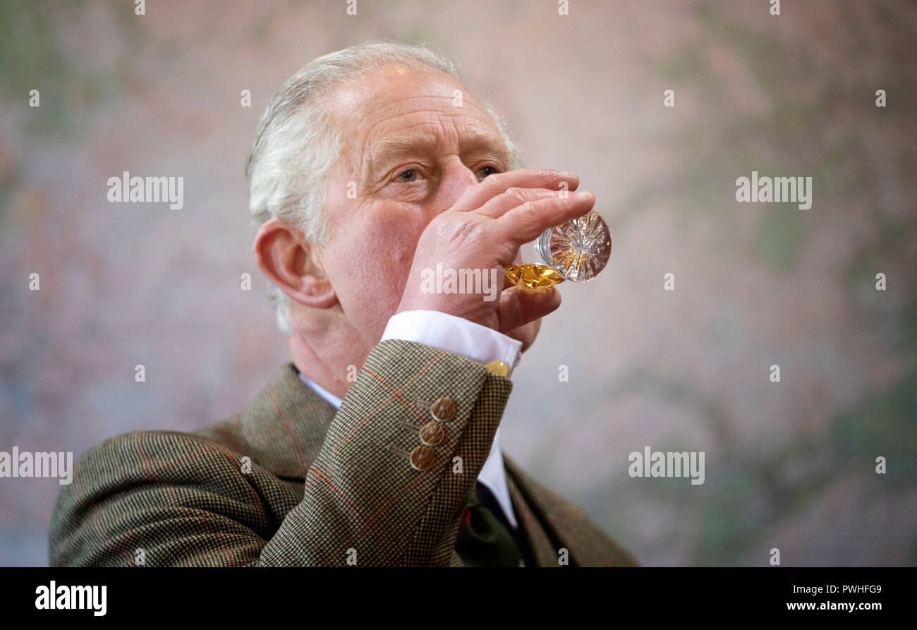 Il Principe di Galles, noto come il Duca di Rothesay mentre in Scozia, prende parte a una degustazione di whisky durante una visita al Royal Lochnagar Distillery a Crathie sulla Royal Deeside. Foto Stock