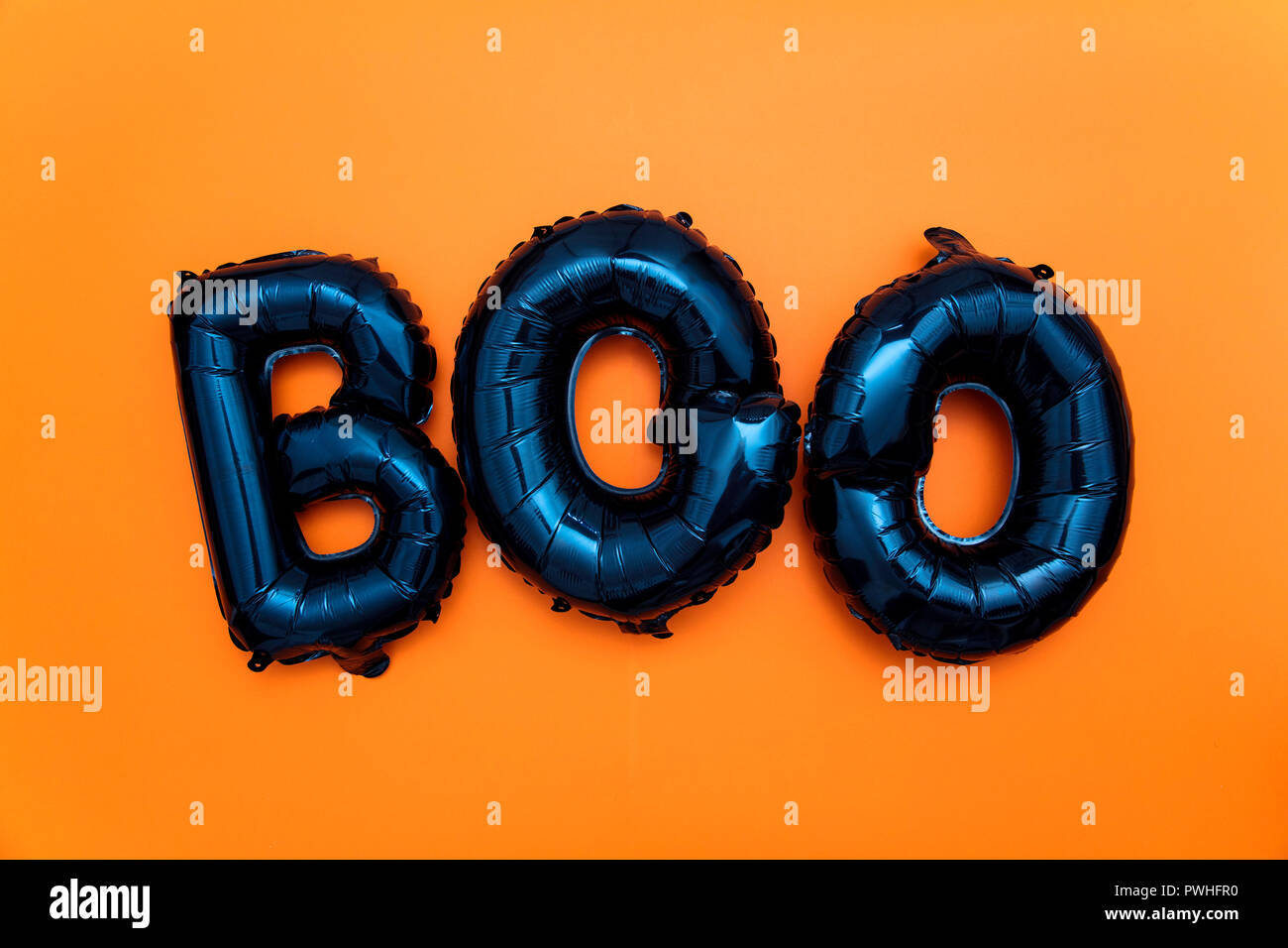 Halloween parola palloncino boo su uno sfondo arancione Foto Stock
