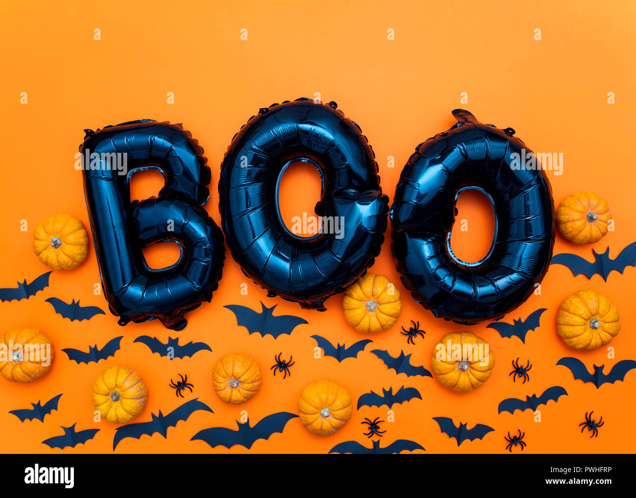 Halloween parola palloncino boo con zucche e pipistrelli Foto Stock