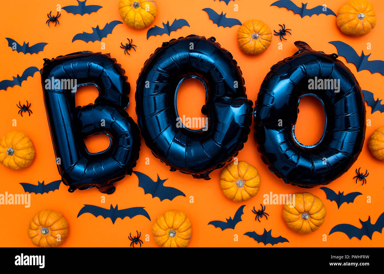 Halloween parola palloncino boo con zucche e pipistrelli Foto Stock