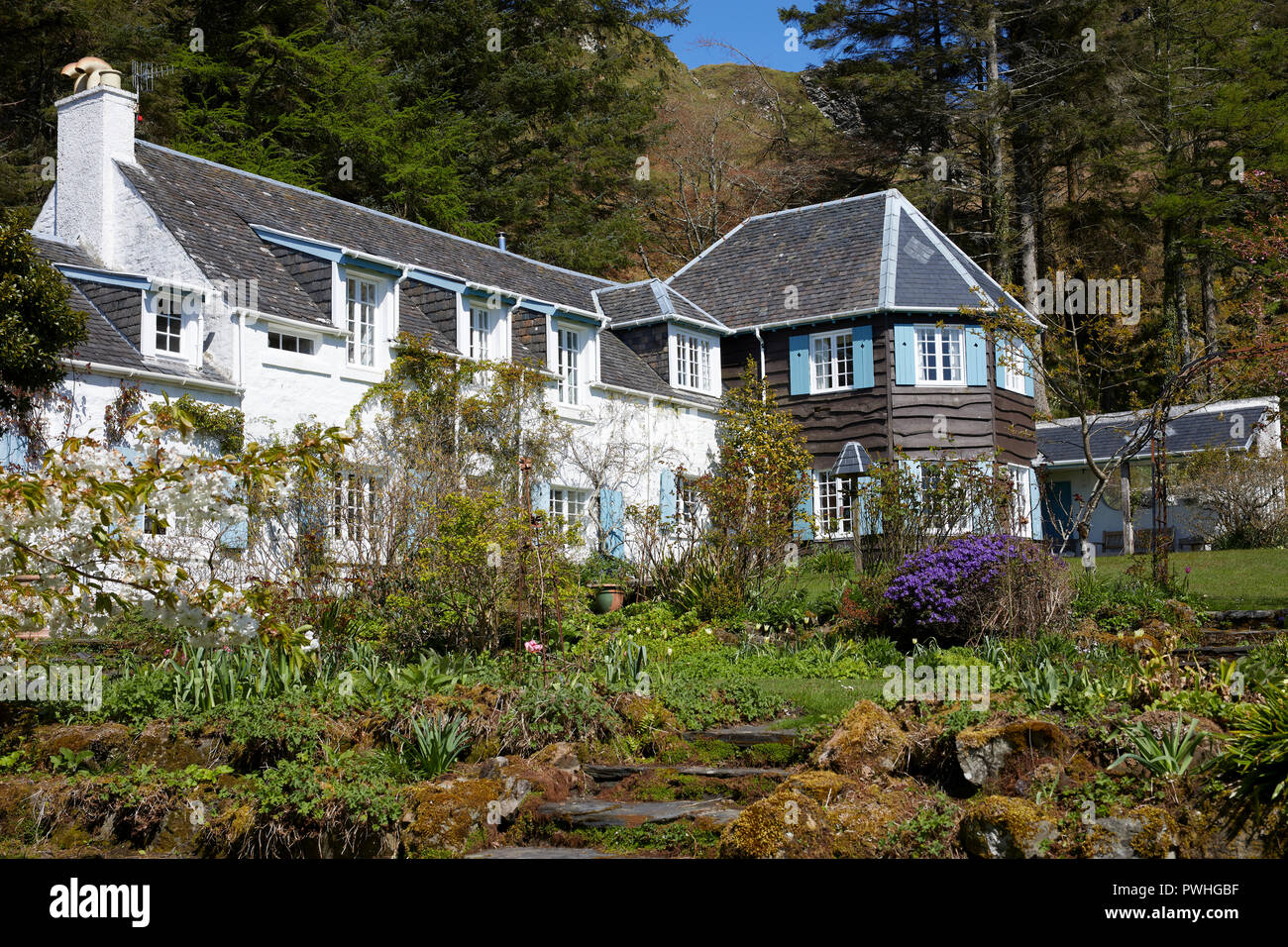 EASEDALE, SEIL ISOLA, Argyll, UK. Il 30 aprile 2018. In Bright sole primaverile, una cala la casa e il giardino. Parte della struttura Scotlands 'giardini aperti Scheme". Foto Stock