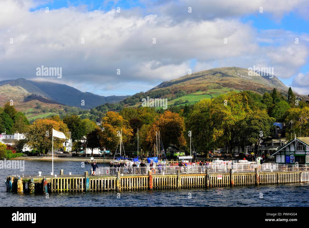 Waterhead molo,i turisti in coda per la prossima partenza,Ambleside,Lake District,Cumbria,l'Inghilterra,UK Foto Stock