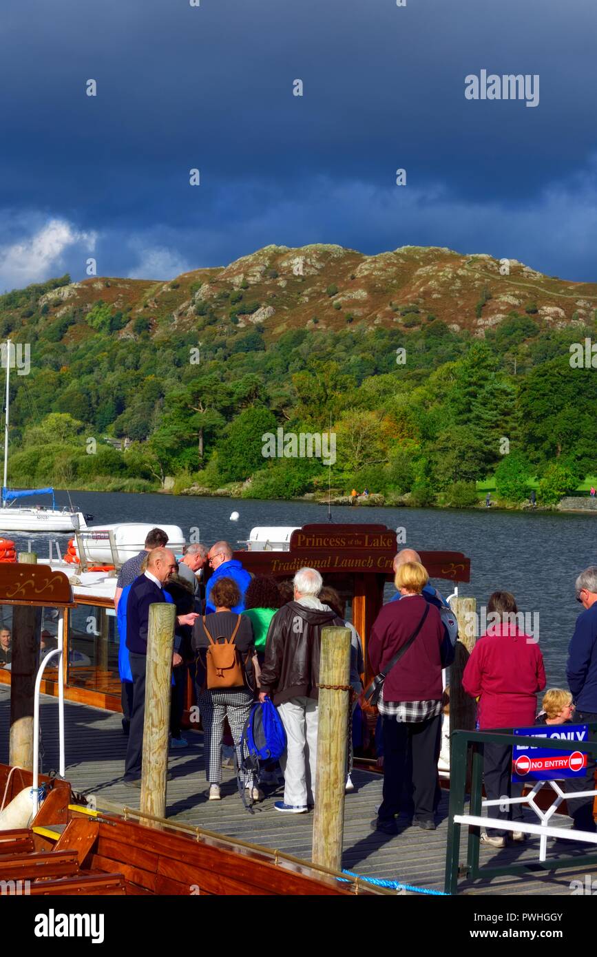 Waterhead molo,i turisti di salire a bordo di una barca sul lago di Windermere,Ambleside,Lake District,Cumbria,l'Inghilterra,UK Foto Stock