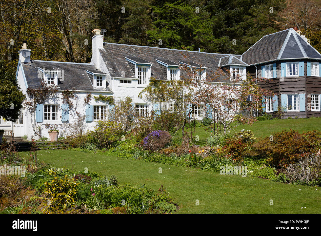 EASEDALE, SEIL ISOLA, Argyll, UK. Il 30 aprile 2018. In Bright sole primaverile, una cala la casa e il giardino. Parte della struttura Scotlands 'giardini aperti Scheme". Foto Stock