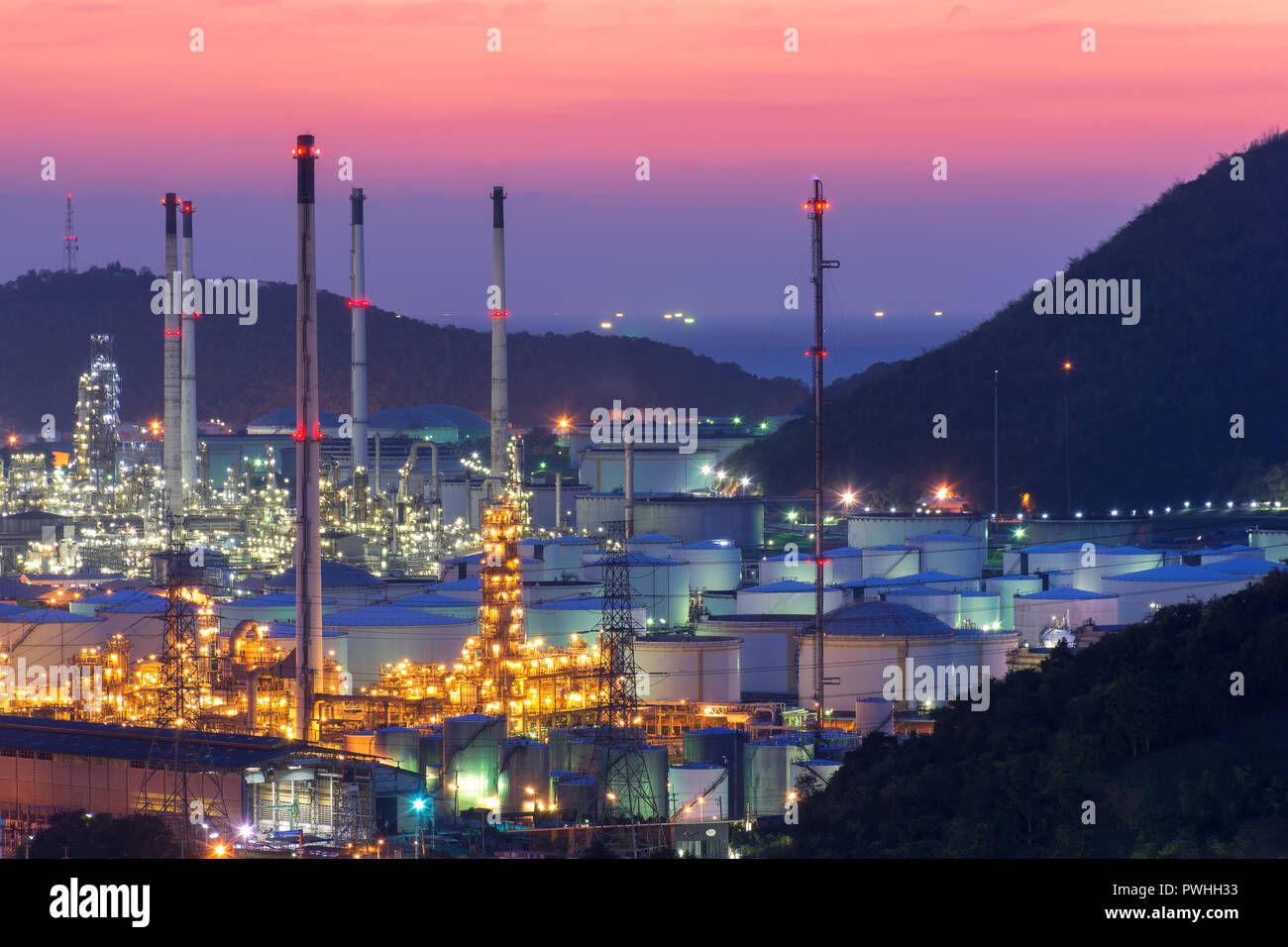 Raffineria di petrolio fabbrica al crepuscolo , impianto petrolchimico , petrolio , Industria chimica Foto Stock