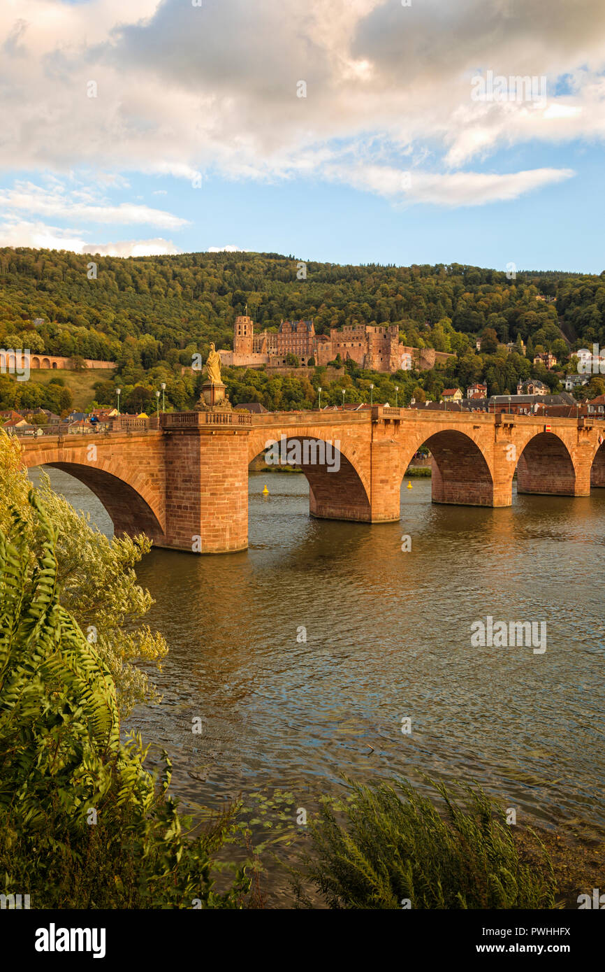 Il Vecchio Ponte sul fiume Neckar e del castello di Heidelberg rovine nel tramonto Foto Stock