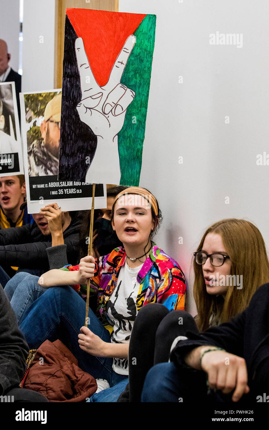 Gli studenti in possesso di un sit-in di protesta presso la Queen's University di Belfast, durante la visita di ambasciatore israeliano presso il Regno Unito Mark Regev. Foto Stock