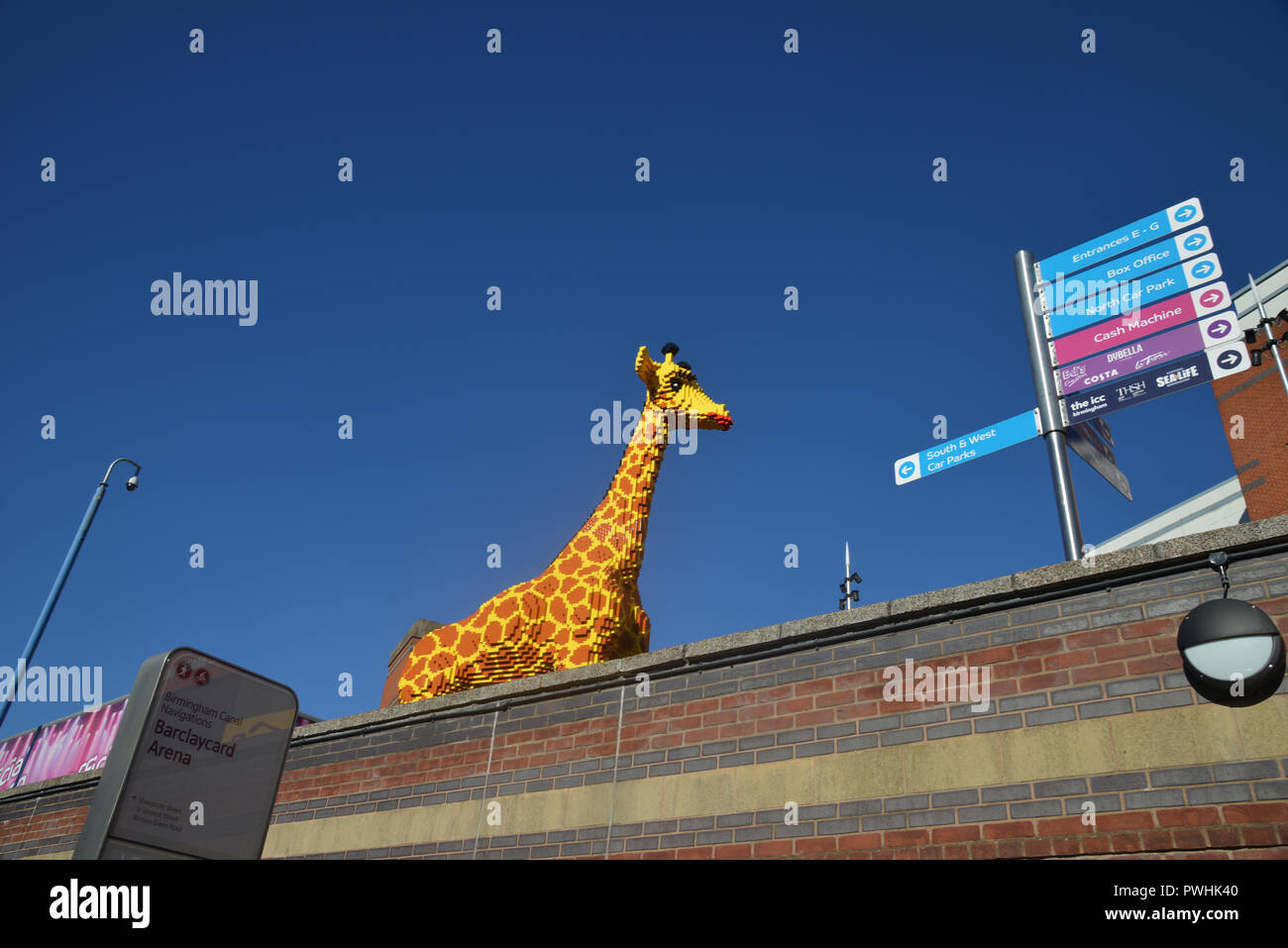 Un modello giraffa realizzata in Lego si erge al di fuori del gioco Lego centro adiacente all'Arena di Birmingham nel centro della città Foto Stock