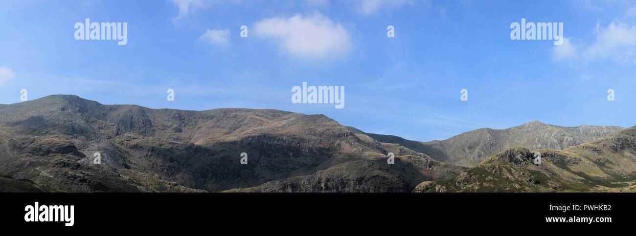 Vista in direzione di Coniston Old Man da Torver nel Lake District inglese Cumbria Regno Unito. Foto Stock