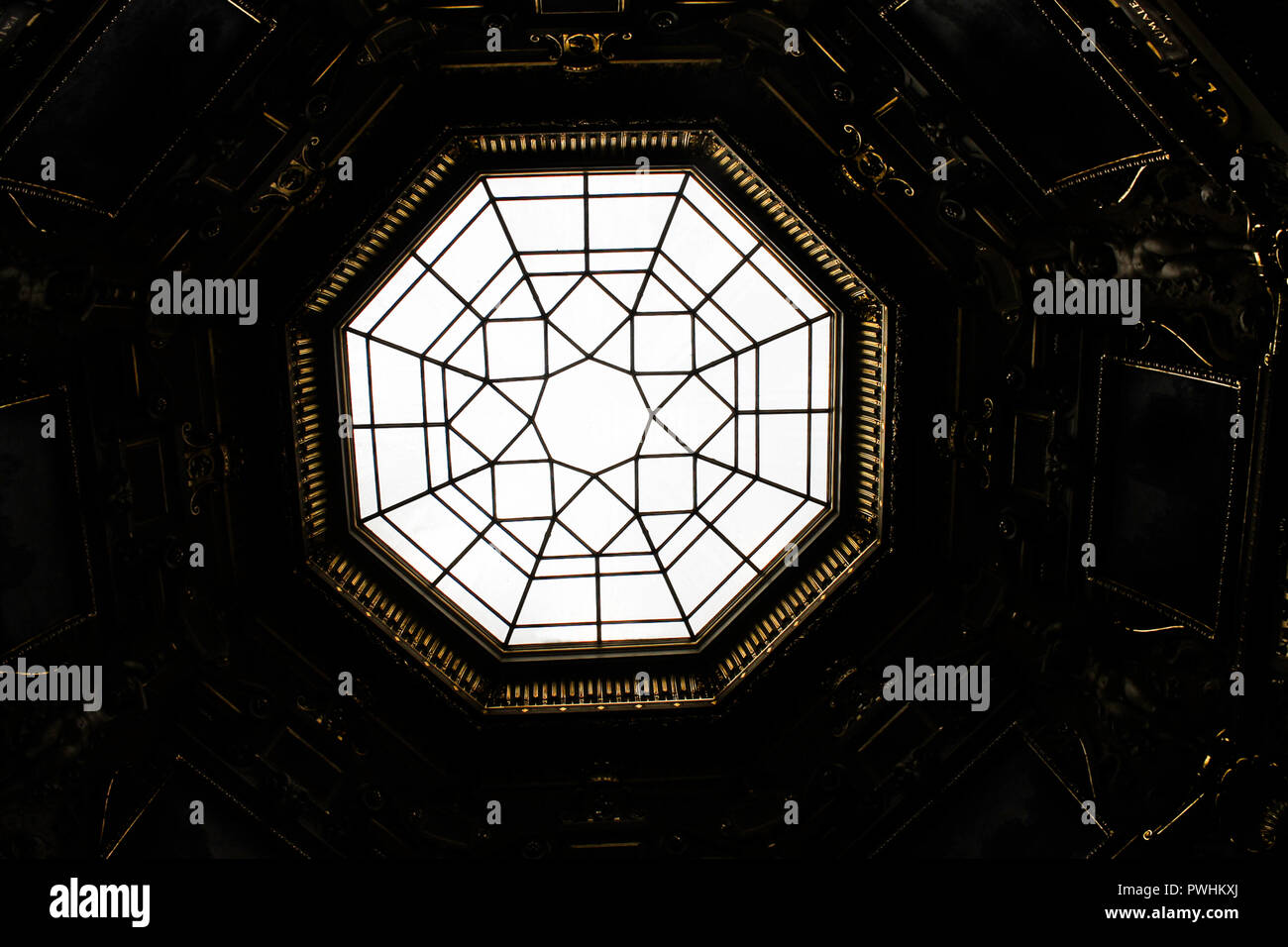 Direttamente sotto al tiro del lucernario geometrica Foto Stock