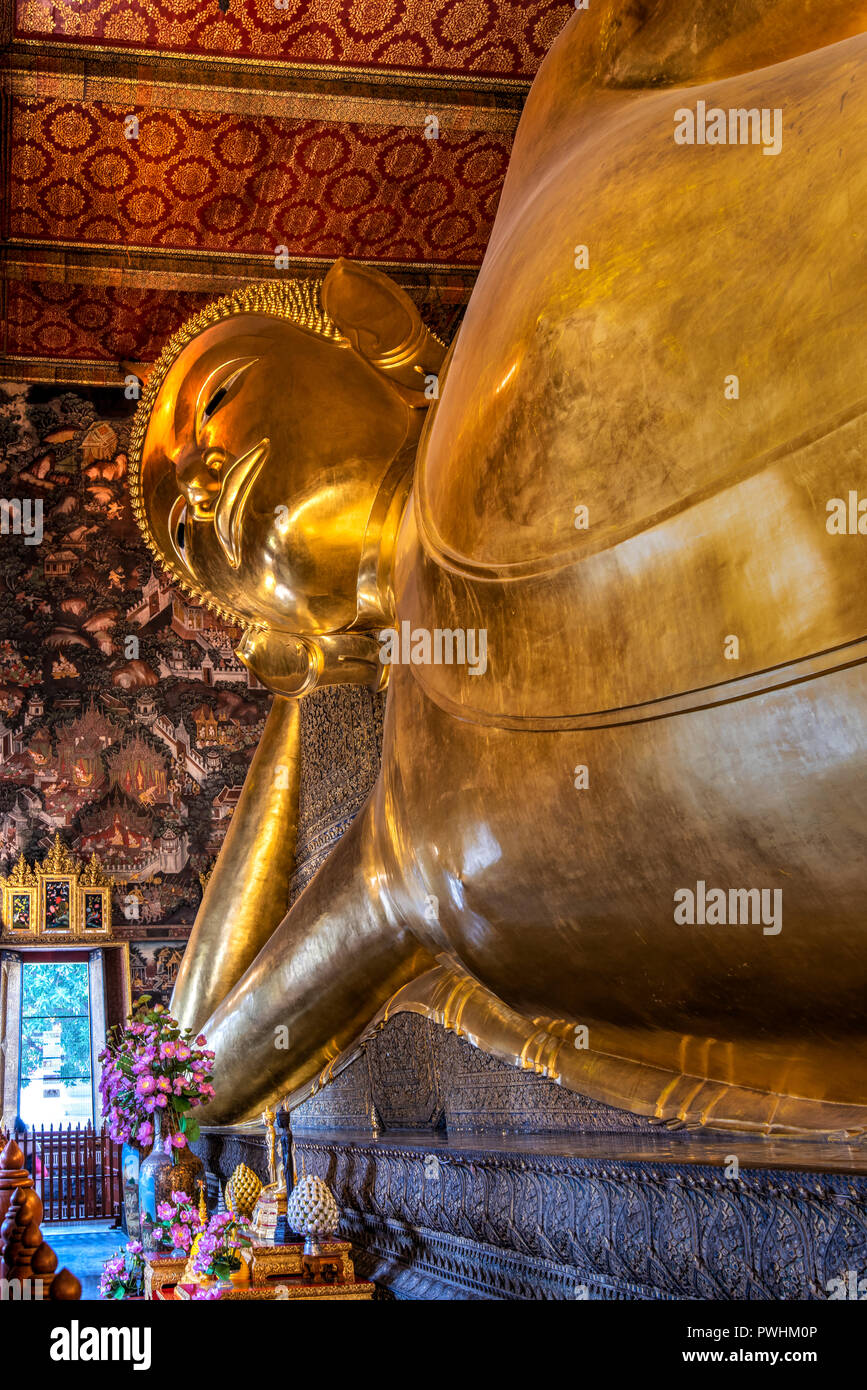 Buddha reclinato statua dorata, Wat Pho, Bangkok, Thailandia Foto Stock