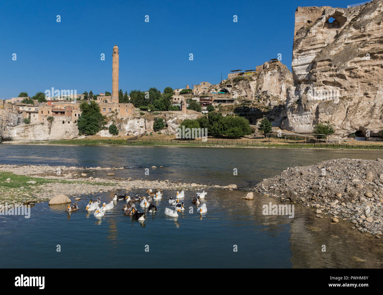 Un antico paese situato lungo il fiume Tigri, Hasankeyf ha i suoi siti archeologici a rischio di essere inondati con il completamento della diga di Ilisu Foto Stock