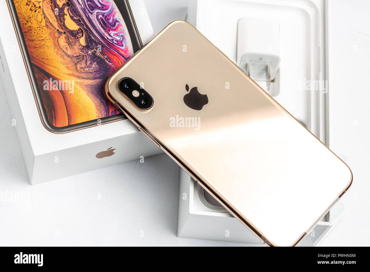 Xii Ottobre,2018-Kiev,Ucraina: Ultima Iphone XS in confezione aperta sul tavolo bianco. Nuovissimo smartphone Apple su bianco scatola di marca in mobile store. Gadget moderno con doppia fotocamera e schermo OLED per la vendita Foto Stock