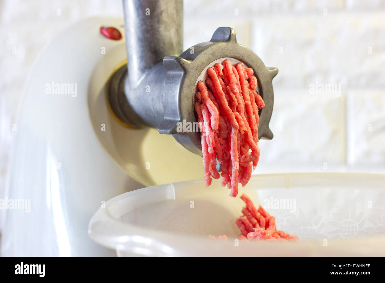 Processo di rosso fresco la macinazione delle carni da una macchina di macinazione Foto Stock