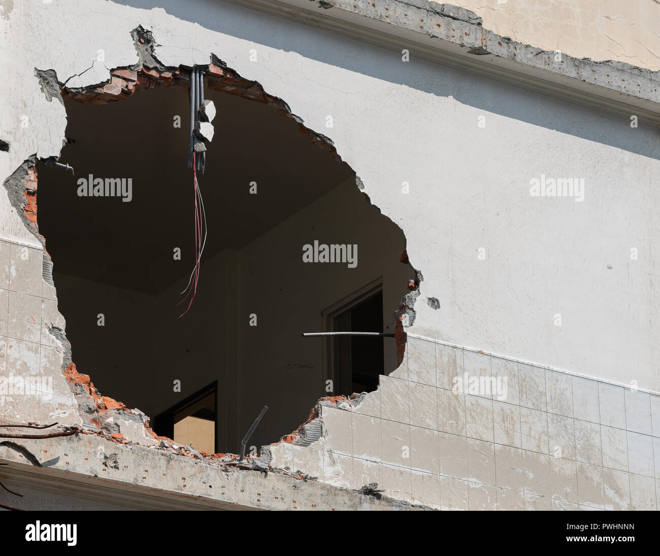 Grande buco con fili appeso a una parete di un edificio e spazio di copia Foto Stock
