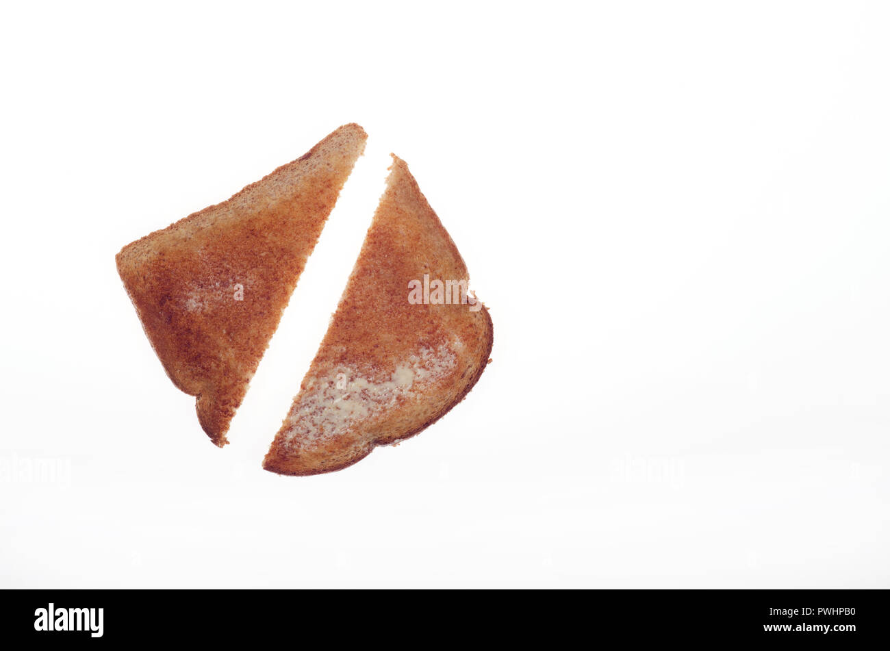 Hot imburrata grano intero toast tagliati a metà Foto Stock