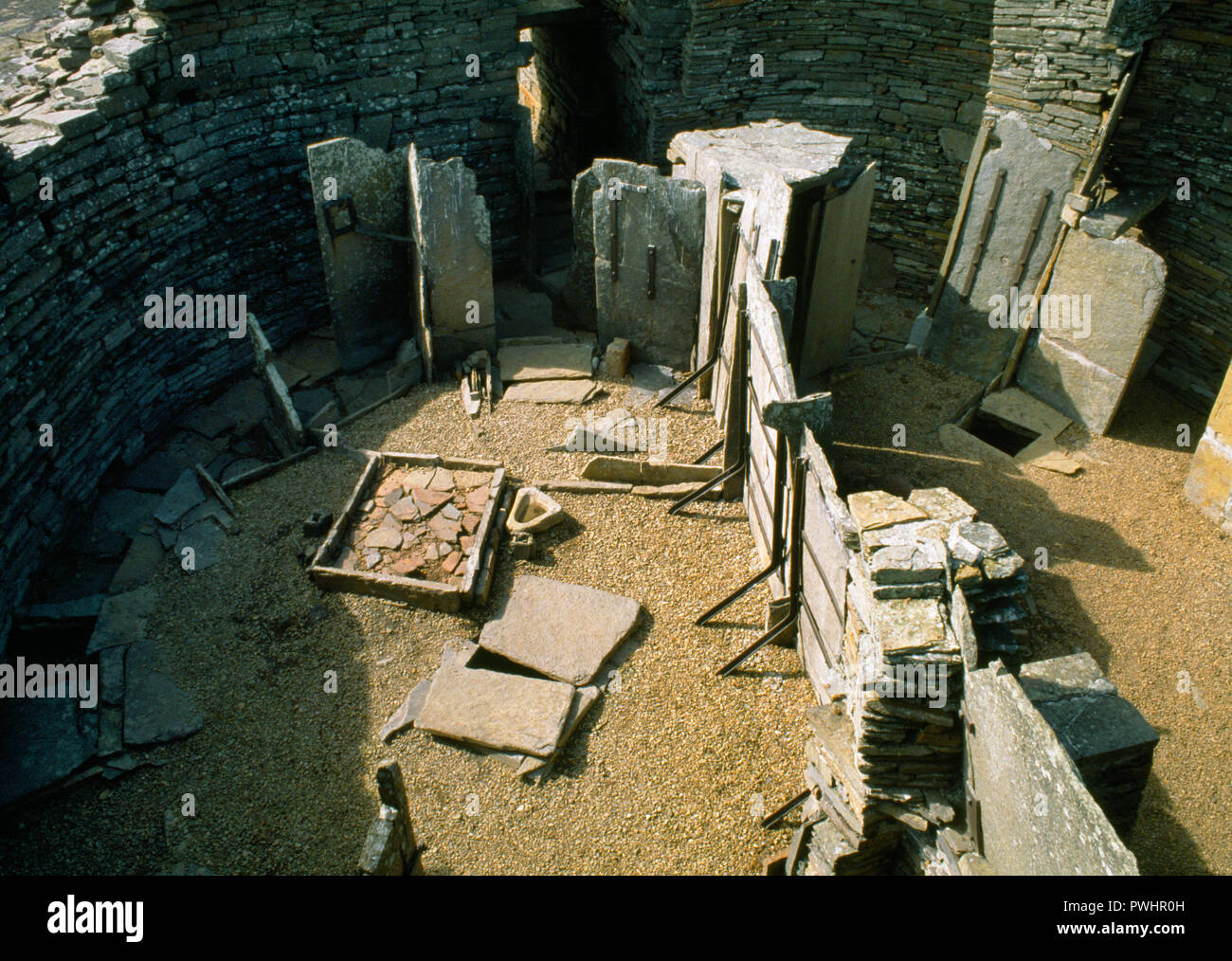 Visualizzare WNW in Midhowe Età del Ferro broch tower, Rousay, isole Orcadi Scozia, Regno Unito, che mostra la parte interna divisa in due sale principali dal montante bandiere. Foto Stock