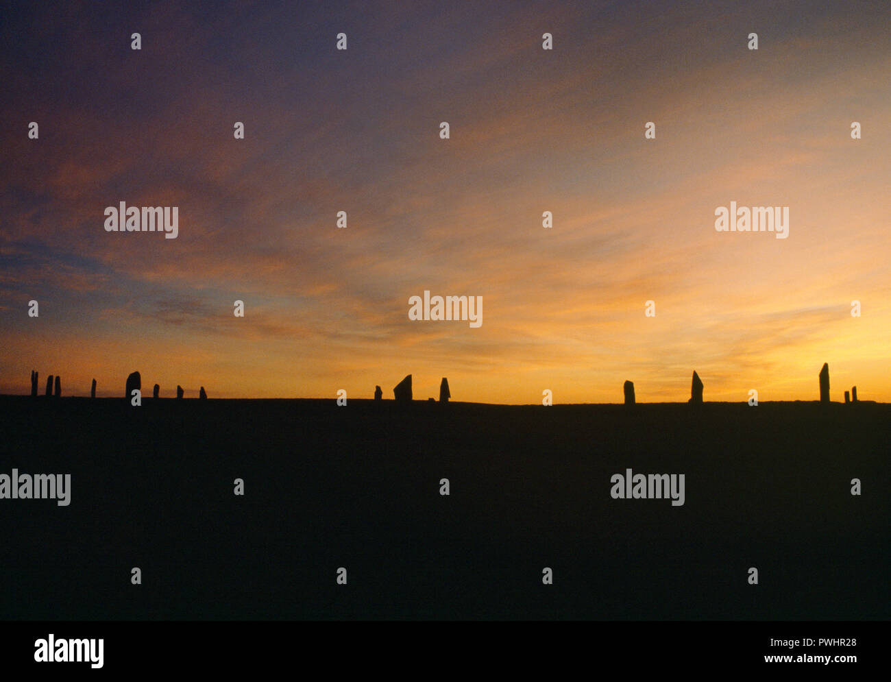 Visualizzare NW dopo il tramonto dell'anello di Brodgar (Brogar) Stone Circle & henge monumento sulla Ness di Brodgar, Continentale, Orkney, Scotland, Regno Unito. Foto Stock