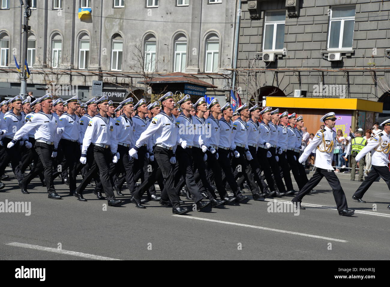 Kiev, Ucraina - 24 agosto 2018: cadetti dell'accademia navale sfilano per la capitale ucraina durante una celebrazione di indipendenza del paese da Foto Stock
