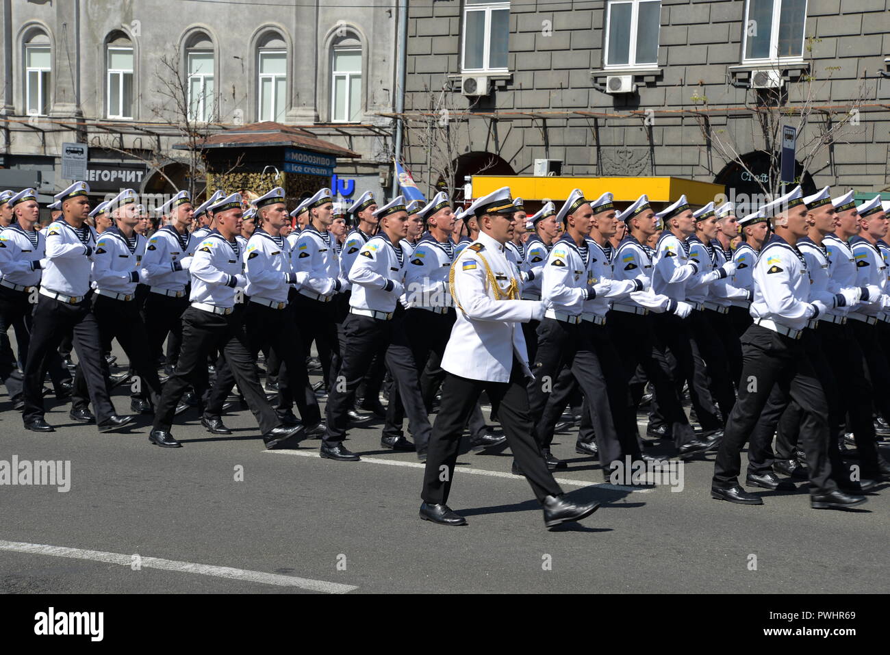 Kiev, Ucraina - 24 agosto 2018: cadetti dell'accademia navale sfilano per la capitale ucraina durante una celebrazione di indipendenza del paese da Foto Stock
