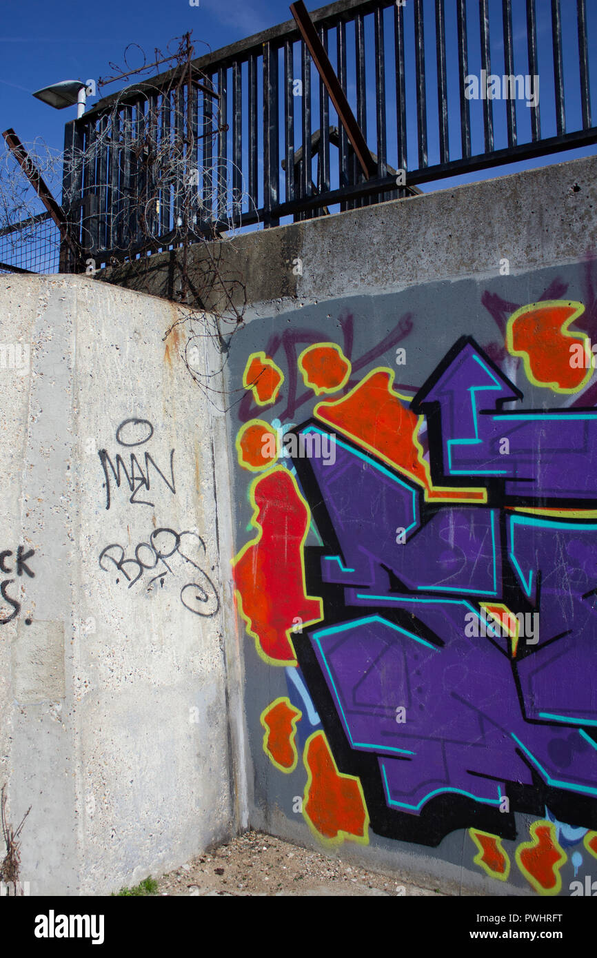 Graffiti su North Woolwich pier, Londra Foto Stock