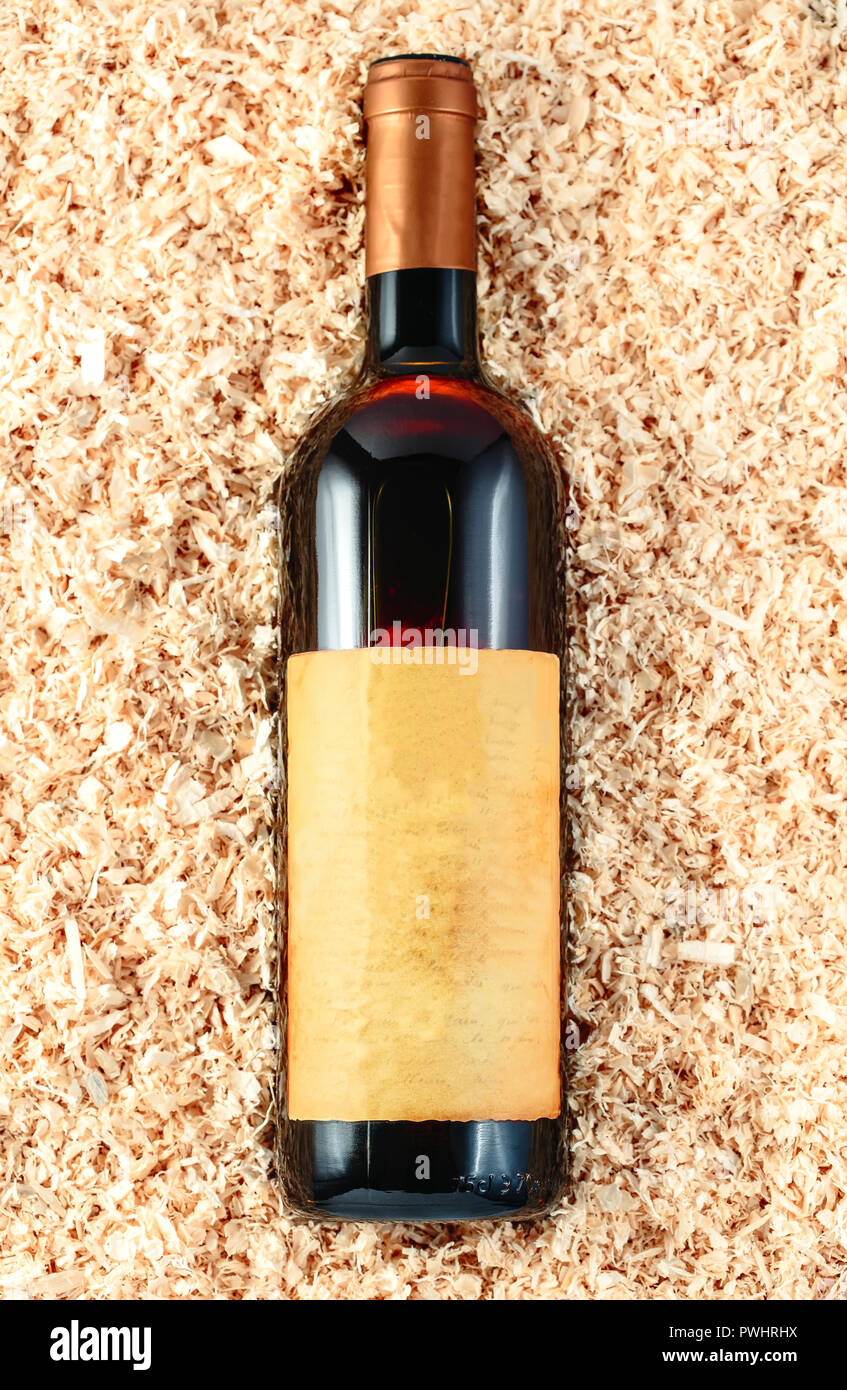 Bottiglia di vino in segatura sfondo Foto Stock