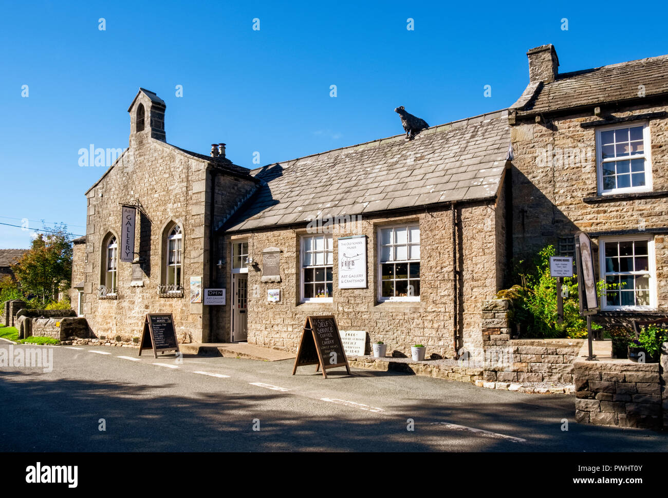 Vecchia scuola galleria d'arte e negozi di artigianato in villaggio Muker nel Yorkshire Dales, North Yorkshire Foto Stock