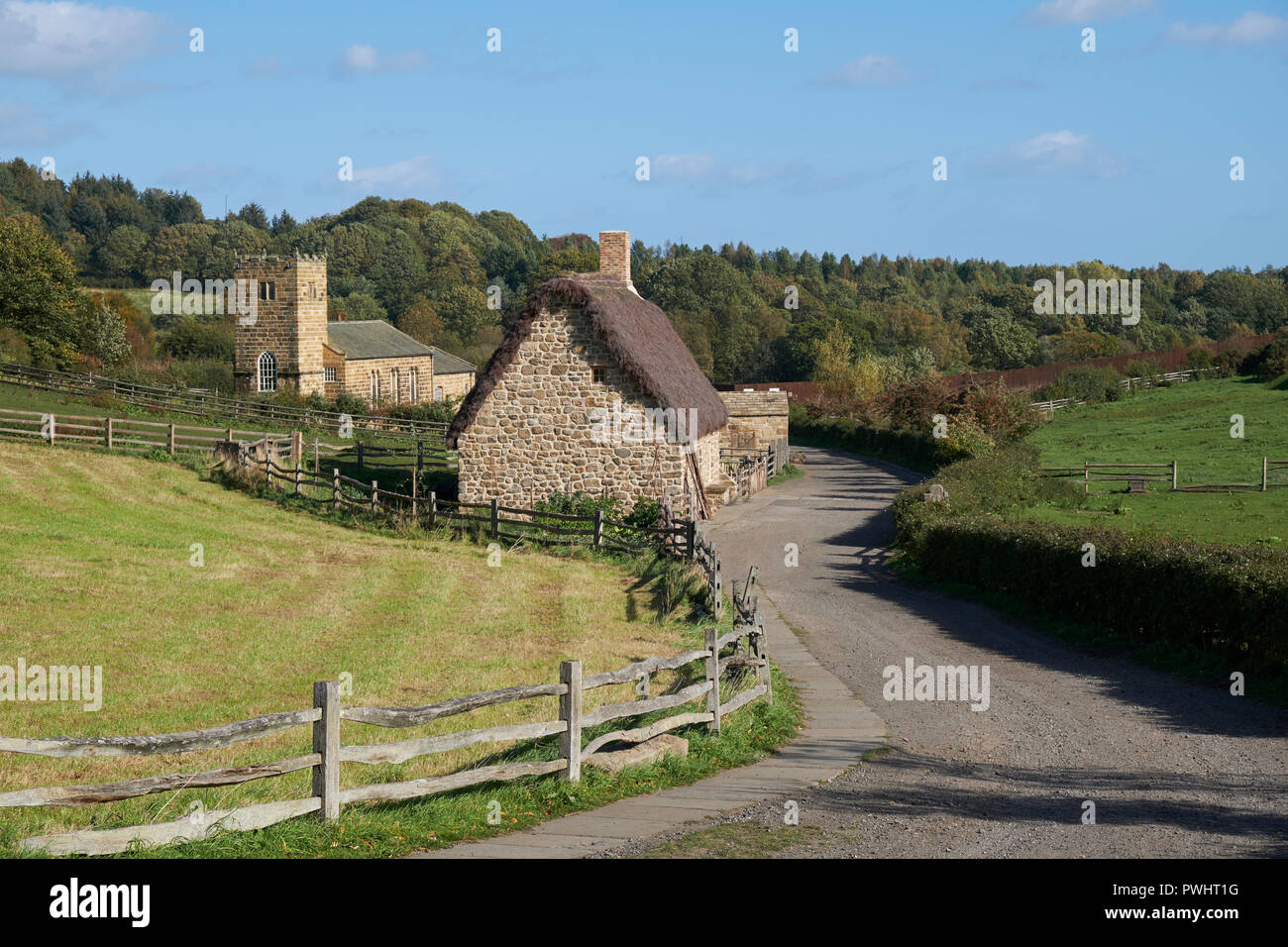 Georgiano cottage con tetto in paglia e chiesa di campagna Inglese a Beamish Open Air Museum Foto Stock