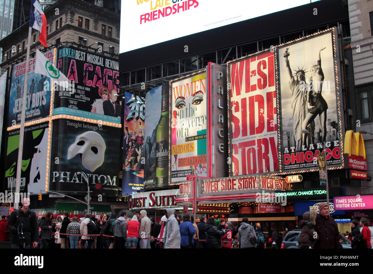 Times Square è il cuore pulsante di Manhattan Island e dove sarete sopraffatti da luci, illuminazione, insegne al neon, enormi cartelloni pubblicitari, traffico di persone, visitatori, turisti, turisti, rumore, trambusto e dalla frenesia della città che non dorme mai! Foto Stock