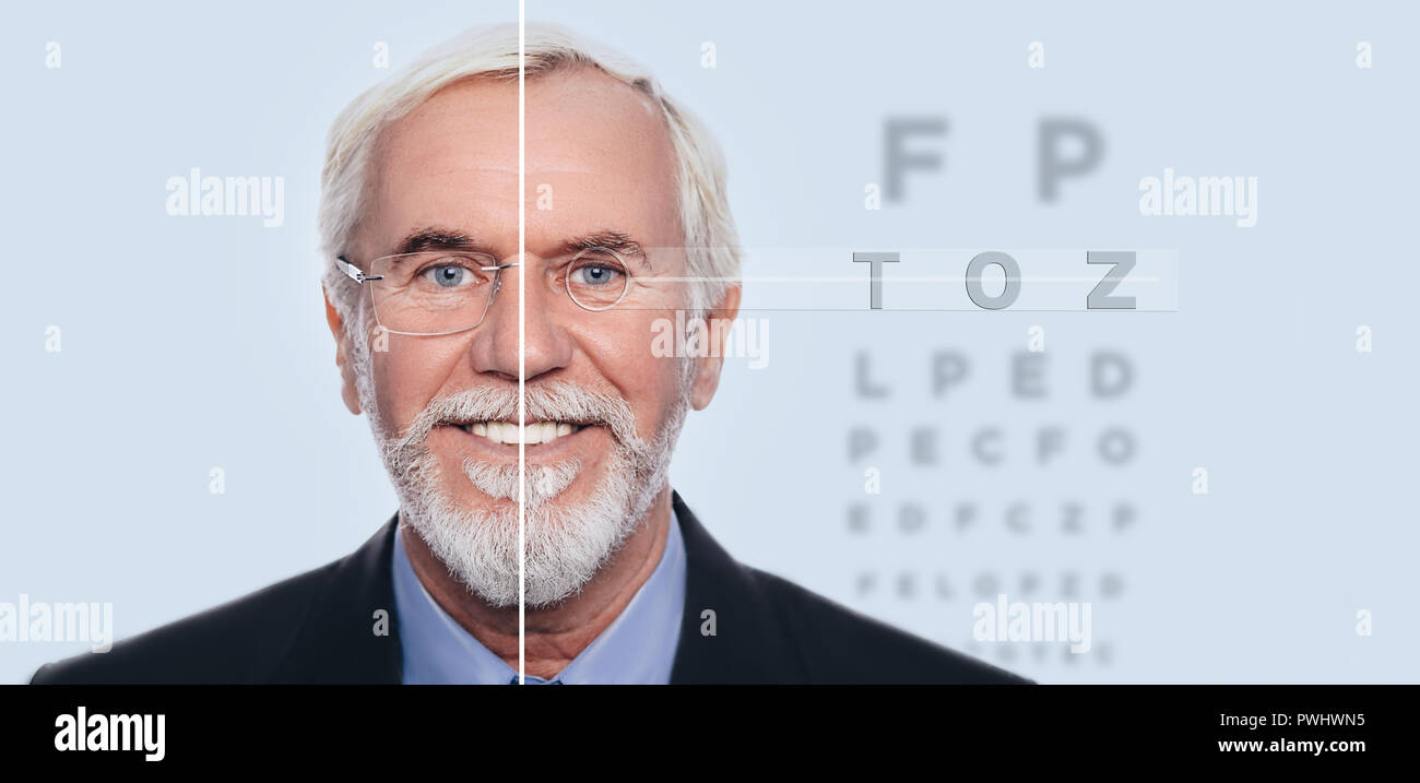 Sorridente uomo anziano con gli occhiali e senza occhiali, dopo esame della vista con occhio grafico sullo sfondo Foto Stock