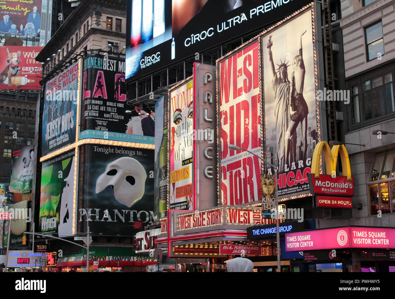Times Square è il cuore pulsante di Manhattan Island e dove sarete sopraffatti da luci, illuminazione, insegne al neon, enormi cartelloni pubblicitari, traffico di persone, visitatori, turisti, turisti, rumore, trambusto e dalla frenesia della città che non dorme mai! Foto Stock
