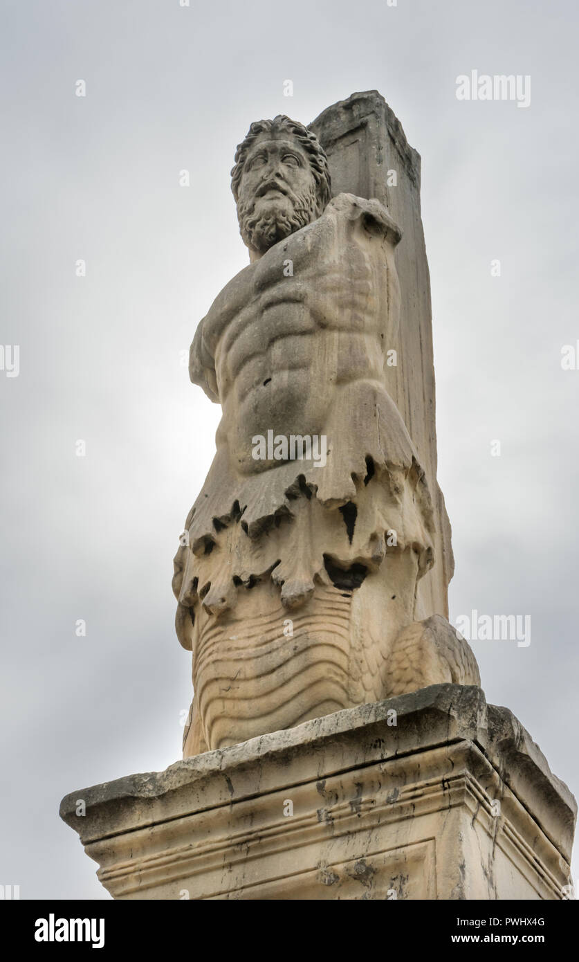 Triton metà pesce uomo statua Odeon Agrippa Antica Agora Market Place Atene  Grecia. Statua AD 150 Agora fondato il VI secolo A.C Foto stock - Alamy