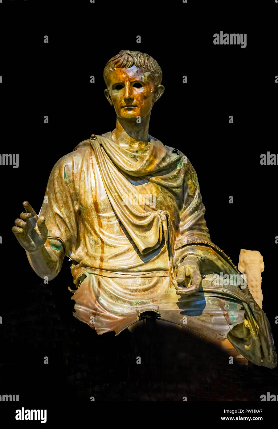Il bronzo Cesare Augusto Imperatore statua Museo Archeologico Nazionale Atene Grecia. Costruito 12 A.C. rinvenuti nel mare Egeo. Foto Stock