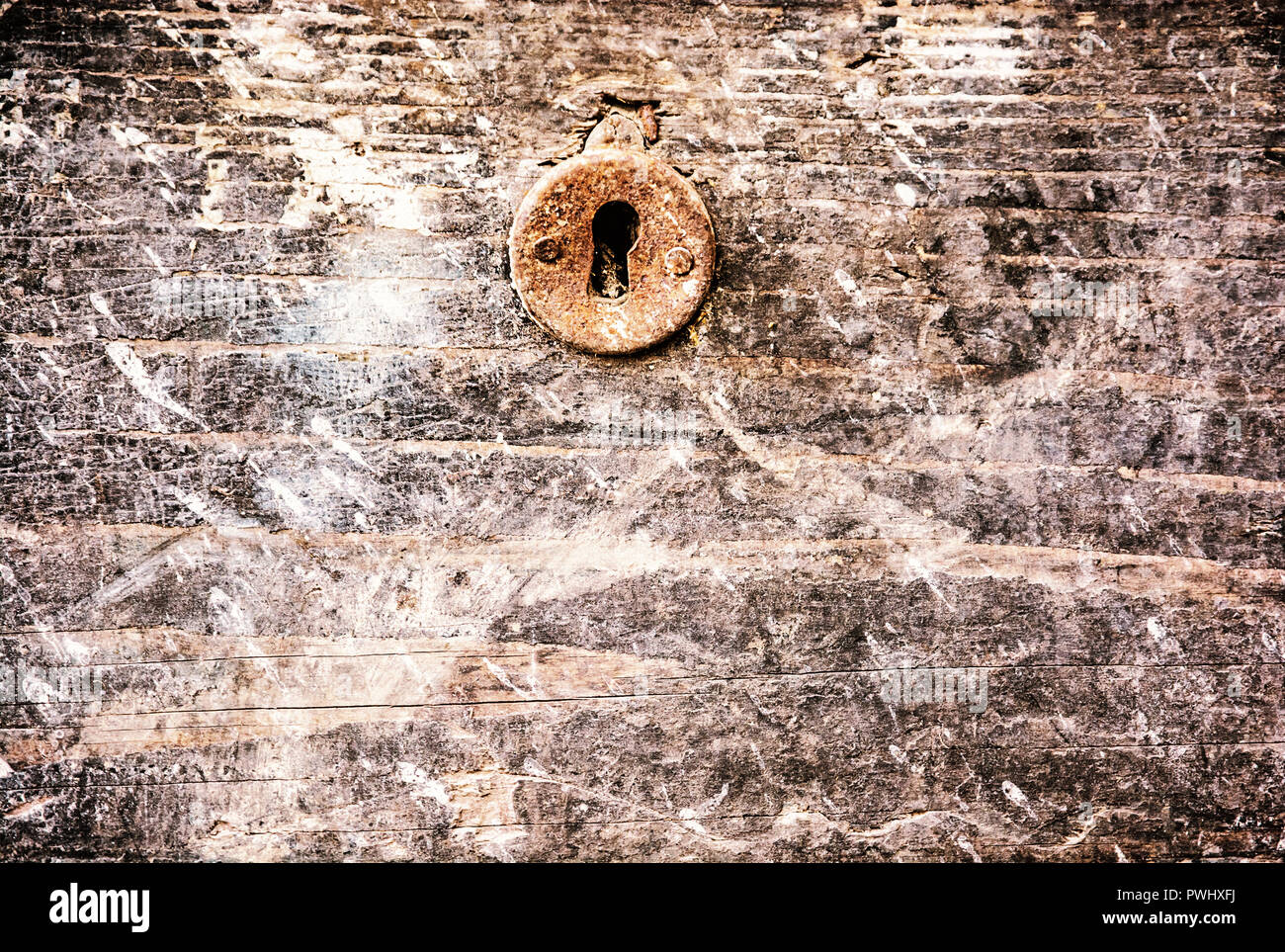 Rusty serratura sulla porta vecchia. Dettaglio foto d'epoca. Foto giallo filtro. Foto Stock