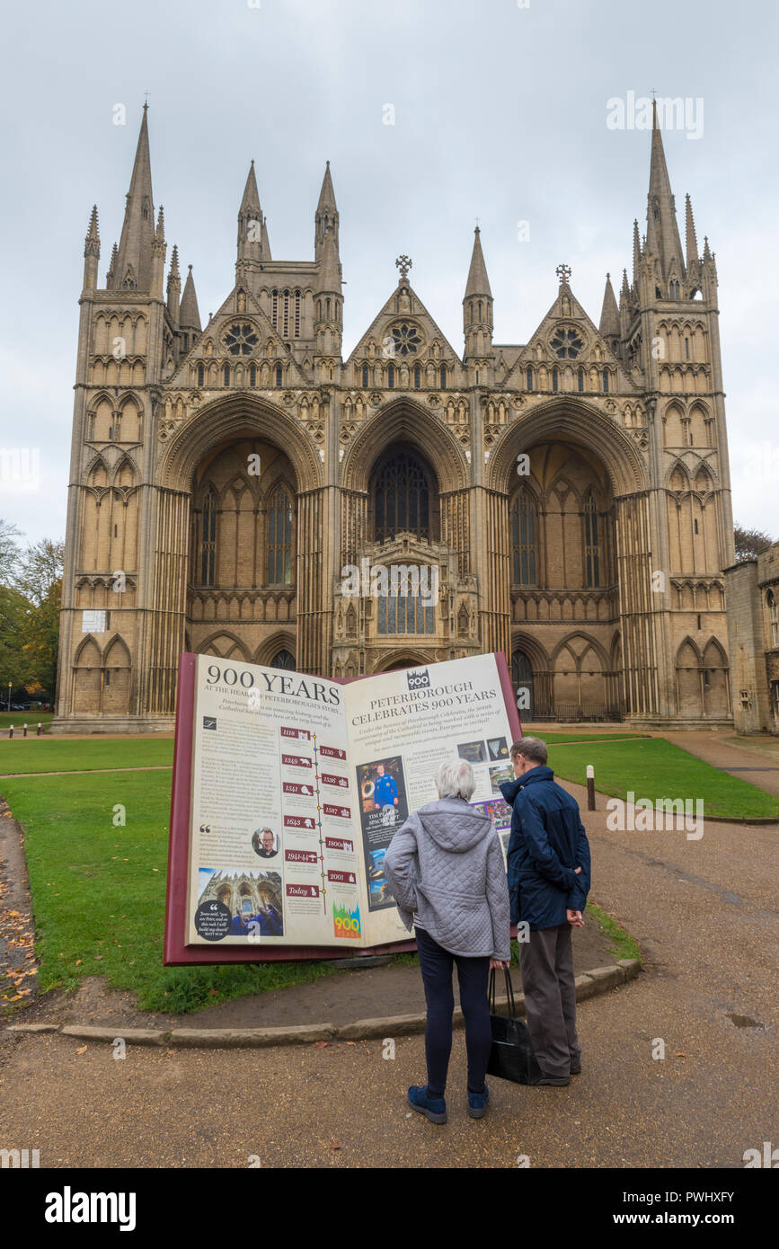 Peterborough Cathedral 900 anni celebrazione grande libro con coppia di visualizzazione. Foto Stock