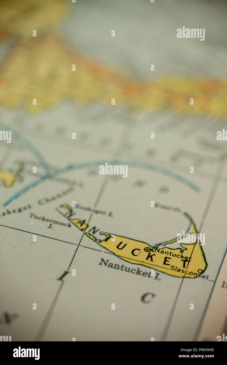 Nantucket, Massachusetts è il centro di concentrarsi su una vecchia mappa. Foto Stock