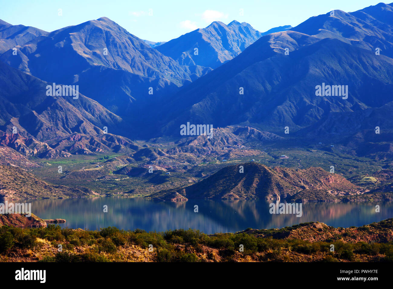 Riflessioni in un lago, presa vicino a Uspallata (Argentina). Foto Stock