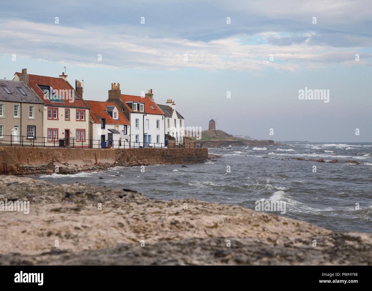 La vista lungo la costa dal molo presso il St Monans, Fife Foto Stock
