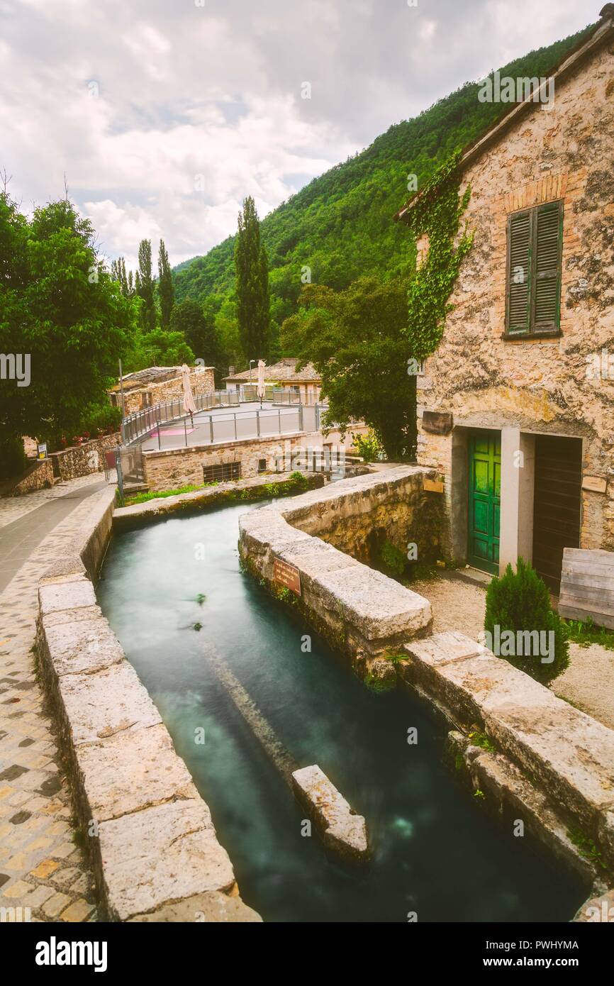 Rasiglia è un fiume-lato città in Umbria, Italia. È l'unico che fiumi direttamente attraverso tutta la città. Foto Stock