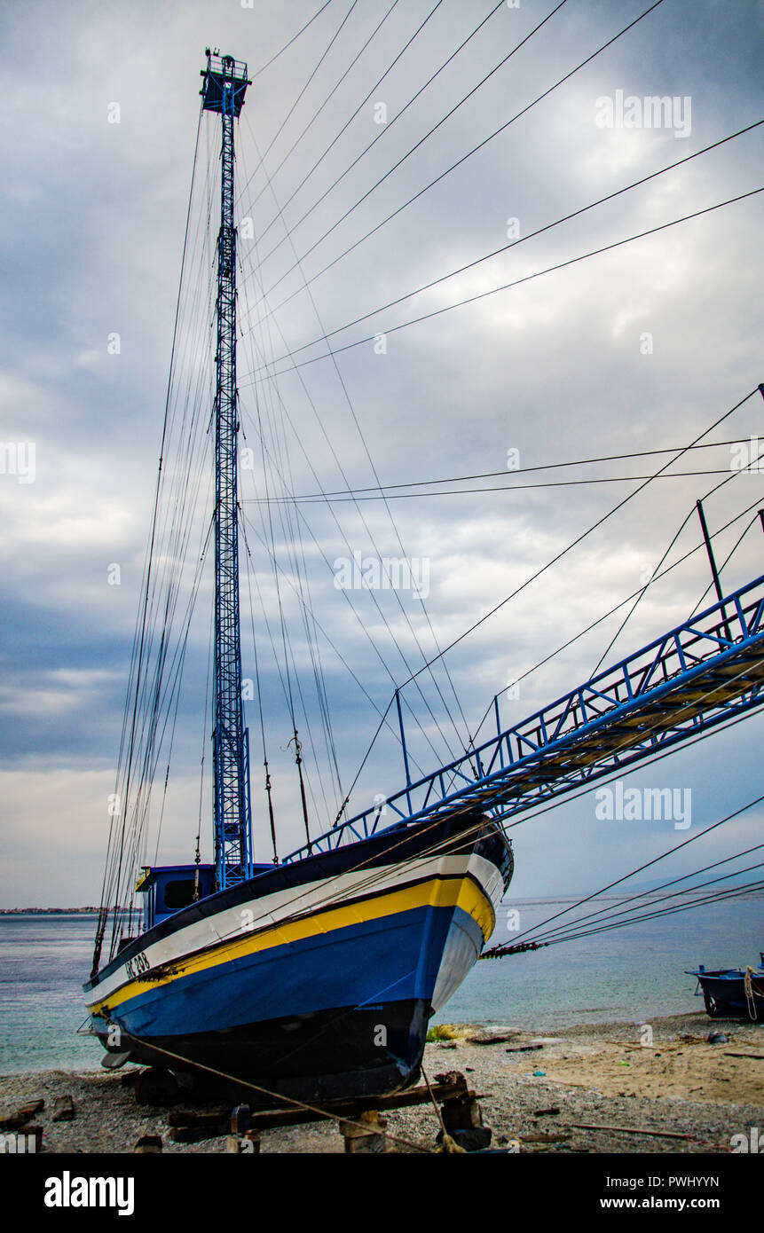 Reggio Calabria - Italy - Maggio 2018: Spadara un tipico del sud Italia pesca del pesce spada barca. Foto Stock