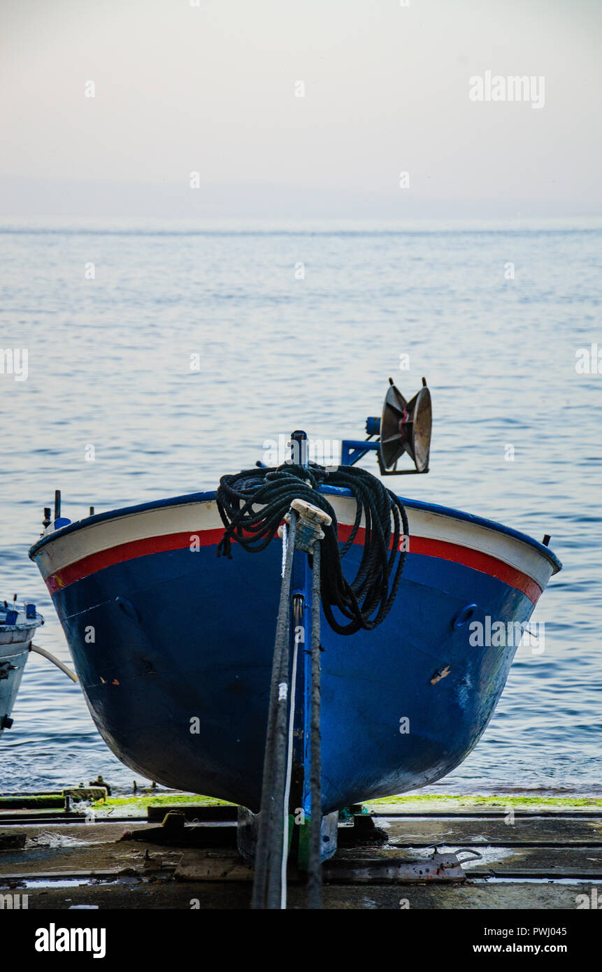 Chianalea - Italia - Maggio 2018: pesce pronto in barca sulla riva. Foto Stock