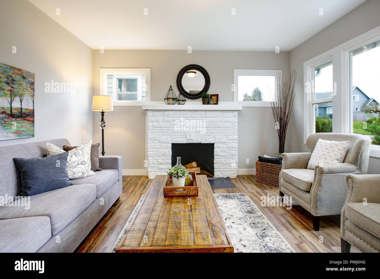 Accogliente soggiorno con due ampi divani, una poltrona e un morbido tappeto  Foto stock - Alamy